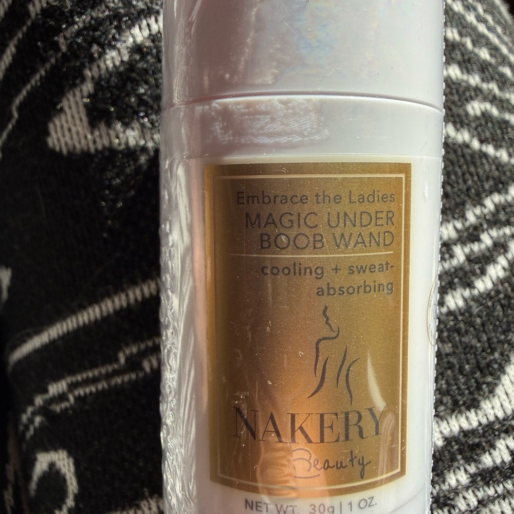 Magic Under Boob Wand - cooling & sweat-absorbing